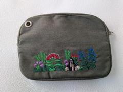 フェリシモ(美品)刺繍花柄キャンバスポーチ 中型