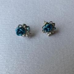 青い花デザイン スタッドピアス