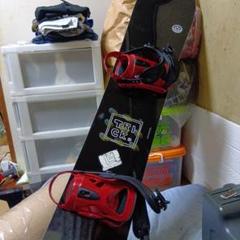 黒いスノーボード 赤いバインディング TRICK.ケース付き