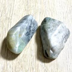 【糸魚川産】透過性のある翡翠 ＆ ツルツルな翡翠　原石　2個セットのサムネイル