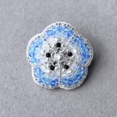 【ビーズ刺繍】ブルーのお花のブローチ