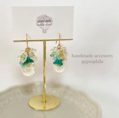 【No.163】ハンドメイドピアス、イヤリング、小花、新芽カラー、グリーン、鈴丸
