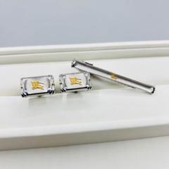 銀製 クラシックバーバリーのカフス セット 匿名配送 ✨美品✨BURBERRY ネクタイピンとカフスのセット バーバリー