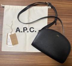 【美品】A.P.C. ショルダーバッグ ハーフムーン エンボス A.P.C ハーフムーンバッグ エンボス加工 - メルカリ