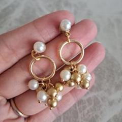 ゴールドとホワイトのパールフープピアス
