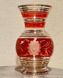 赤い花の彫刻 ガラス花瓶