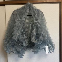 イッセイミヤケデザインの折り紙織のショール&上着になってい