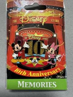 ディズニーストア 10周年記念　非売品ピンバッジ箱付き ディズニーストア 10周年記念 非売品ピンバッジ - メルカリ