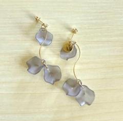 試着のみ ハンドメイド ピアス　grey × gold 花びら