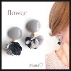 グレー　ブラックフラワー　ハンドメイドピアス