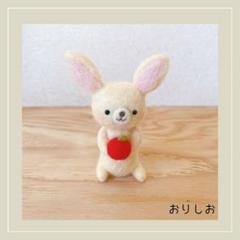 りんごを持ったフェネック
