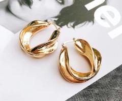 ツイストピアス ゴールド フープピアス セリーヌ チャンキーピアス ウエーブ