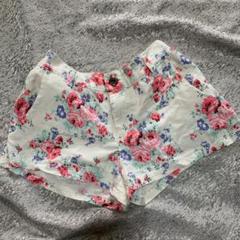 新品　ホワイト花柄 ショートパンツ 白とピンクのサムネイル