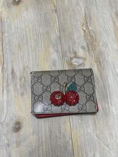 古*︎様 GUCCI チェリー装飾 二つ折り財布 Gucci チェリー装飾 二つ折り財布 - メルカリ