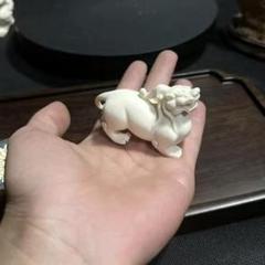 白い犬の陶器製置物