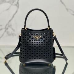 美品✨PRADAブラックショルダーバッグのサムネイル