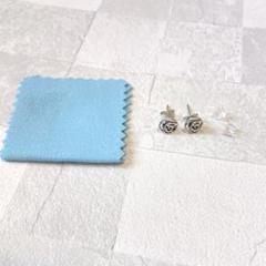 バラ スタッドピアス クリーニングクロス付き　シルバー