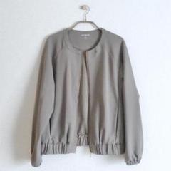 ファクトリエ　エアーノーカラーブルゾン　レディース エアーノーカラーブルゾン/ベージュ | Factelier (ファクトリエ)