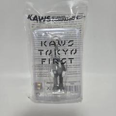 KAWS TOKYO FIRST キーホルダー グレー - メルカリ