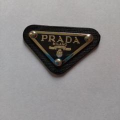 PRADA トライアングル ピンバッチ