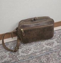 身体の前に掛けて使える本革のチェストバッグ「革鞄のHERZ