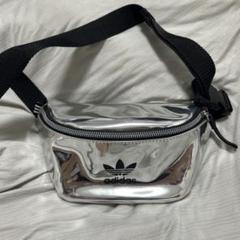 adidas シルバー ボディバッグ