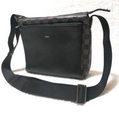 美品 FURLA メンズフルラ モノグラム レザー×PVC ショルダーバッグ