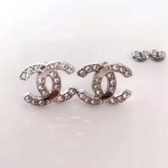 ラインストーンピアス　ヴィンテージボタン　シャネルのサムネイル