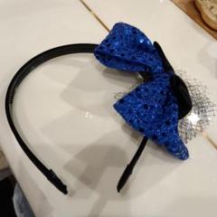 青いリボン付きカチューシャ