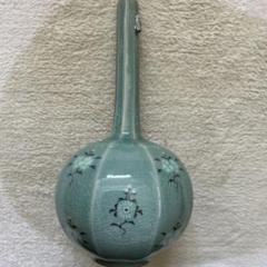 青磁の青緑色の花柄一輪挿し