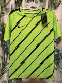 【新品】Nike 蛍光グリーン 稲妻模様 ドライシャツ　キッズ160