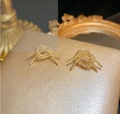 上品 水引き風デザインピアス 韓国アクセサリー 人気 きれいめ 高見え ゴールド