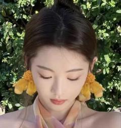 ピアス　夏ピアス　ビタミンカラー　イエロー　オレンジ　花びら 揺れる 大きめ