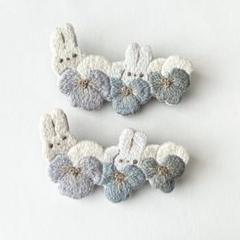《ビオラとウサギ》手刺繍ブローチ╱blue