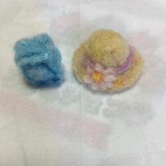 羊毛フェルト 花の帽子と青いランドセル風置物セット