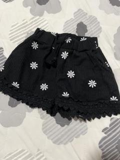 黒い花柄 半ズボン 100cm