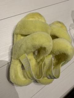 UGG もこもこサンダル イエローのサムネイル