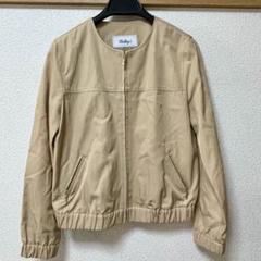 ノーリーズベージュ ギャザーノーカラーブルゾン ゴールドファスナー