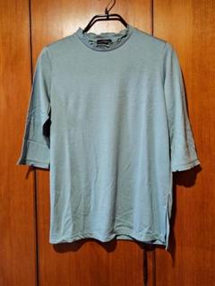 フリルスタンドカラーのTシャツ