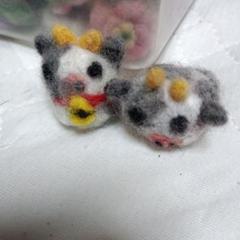 牛の羊毛フェルトマスコット 2個セット