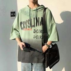 半袖Tシャツに帽子がついていて、おしゃれでゆったりしたヒップホップの上着です。