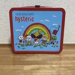 ヒステリックミニの保温ボトルと金属製ハンドバッグ