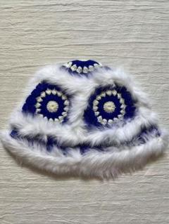【ハンドメイド】グラニースクエア×ホワイトファー帽子（ロイヤルブルー）