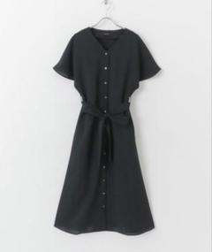 【美品】『UR TECH DRYLUXE』ブイネックフレアースリーブワンピースのサムネイル