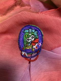 女の子の手作り刺繍ビーズブローチ　ハンドメイド