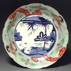 江戸時代 古伊万里 青磁色絵雲鶴見込松竹梅文輪花皿 大明成化年製銘 直径27㎝ 江戸時代 古伊万里 青磁色絵雲鶴見込松竹梅文輪花皿 大明成化年