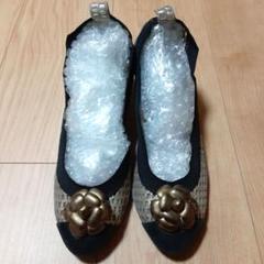 売り切り値下げCHANELベージュ×黒 ゴールドカメリアパンプス CHANELベージュ×黒 ゴールドカメリアパンプス - メルカリ