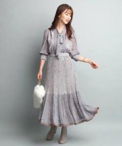 ラインフラワープリントワンピース　M ジャスグリッティー JUSGLITTY JUSGLITTY（ジャスグリッティー）の「ラインフラワープリント