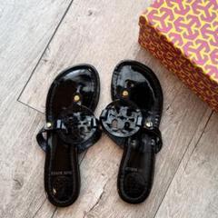 【Tory Burch 】ロクサーヌ ジェリーサンダル 黒 サンダル - レディース | トリーバーチ公式オンラインストア