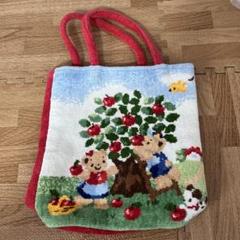 familiar キャラクター刺繍 ハンドバッグ　りんご　新品未使用品 familiar - ファミリア りんご柄ファミちゃんバッグの通販 by